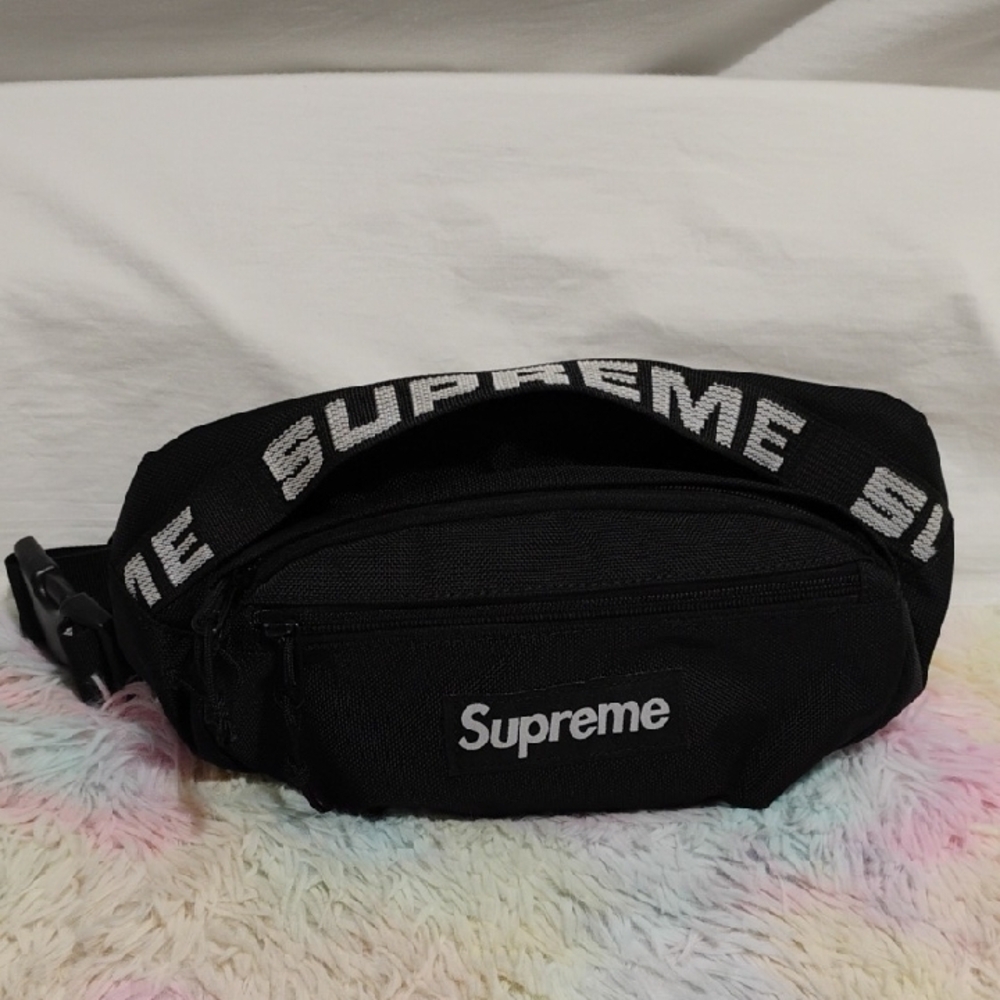 NWOT Supreme Black Belt Bag with Sporty Streetwear Aesthetic